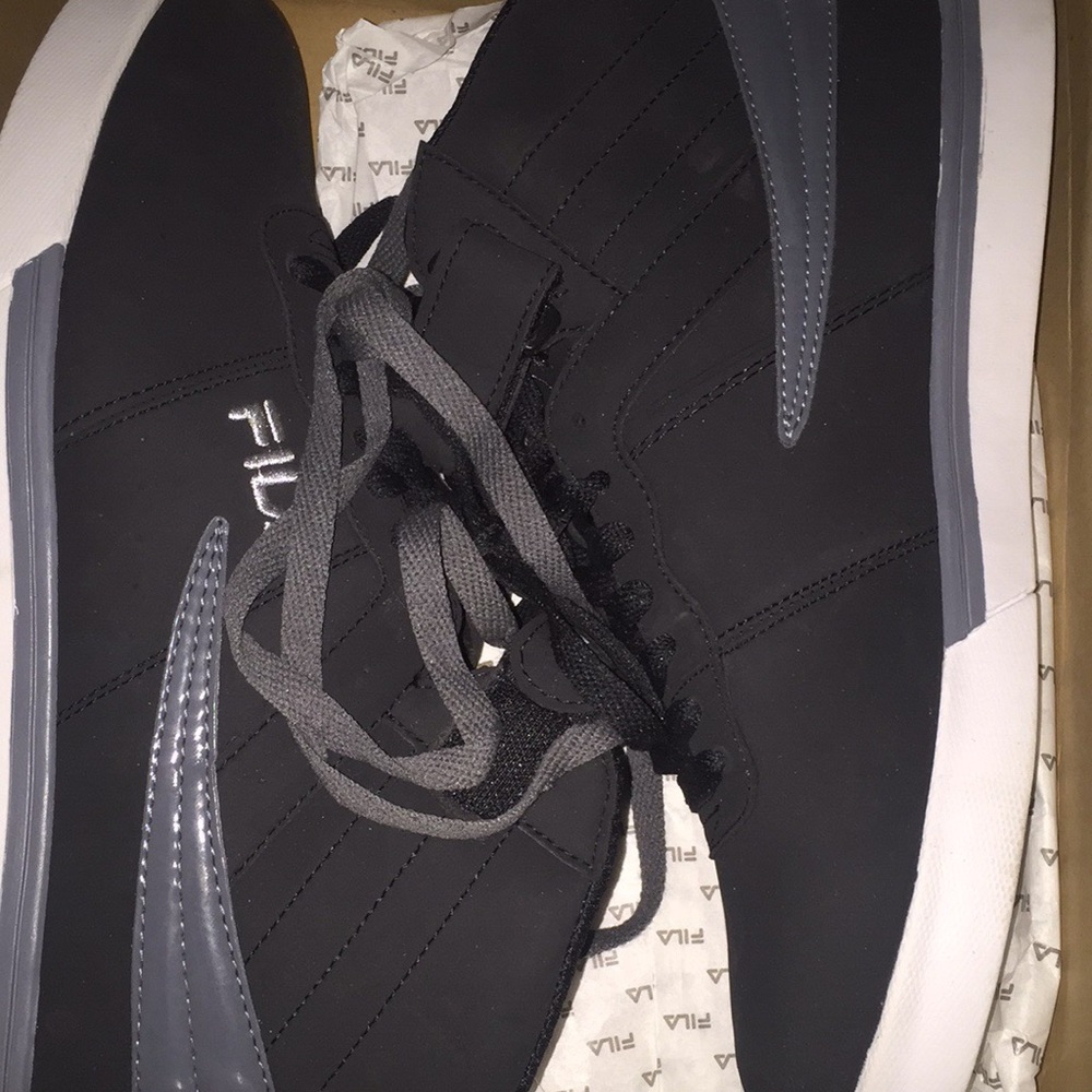 Black Mid top Filas